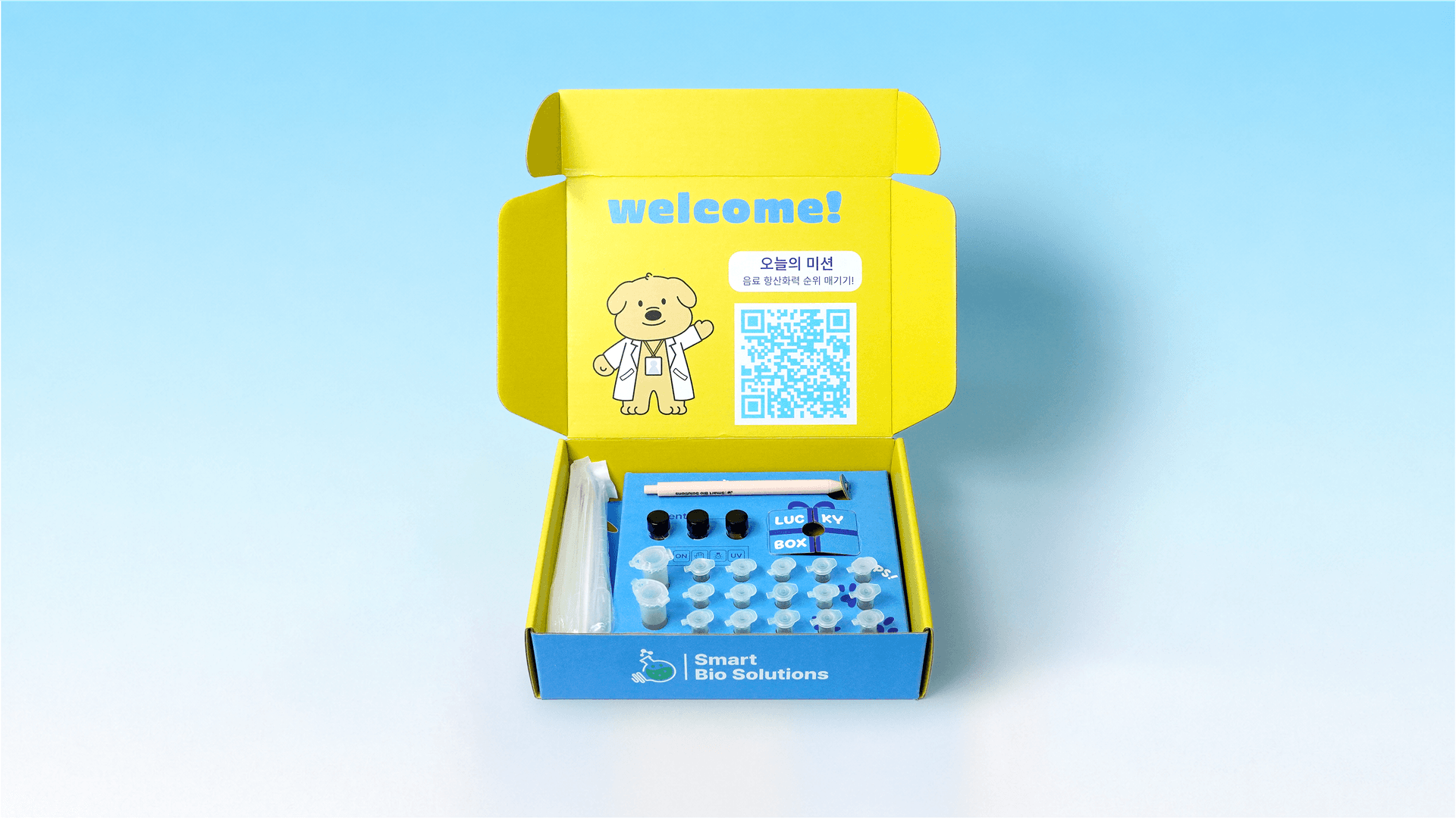 뚜껑 안쪽에 캐릭터와 QR 코드가 인쇄된 실험 키트 상자