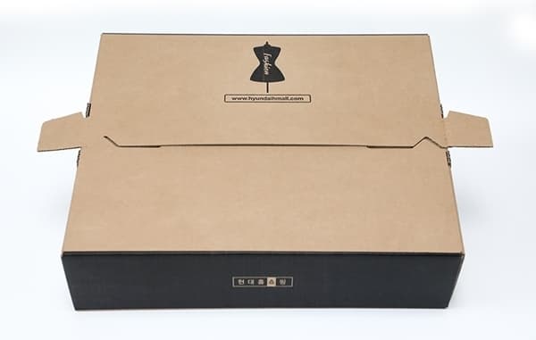 Folding box for apparel shipping