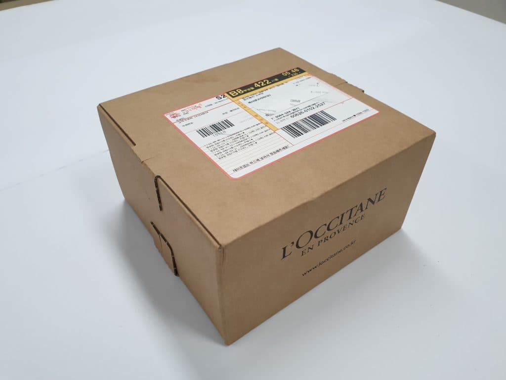 Folding box that does not require tape